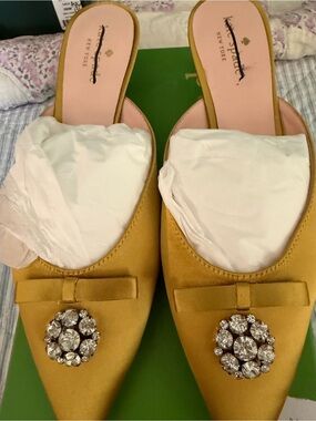 kate spade "Darlene"  with Crystal Bow new in box size 6M $45